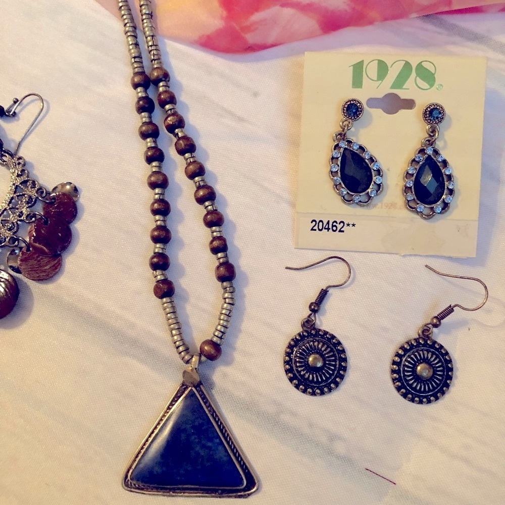 Jewelry Bundle - 4 pairs of earrings & 2 necklaces - Picture 3 of 5